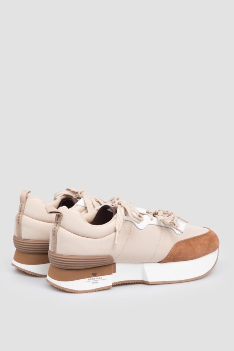 Товар бежевого цвета с внутренней стороны