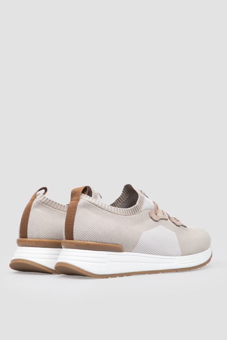 Товар бежевого цвета с внутренней стороны