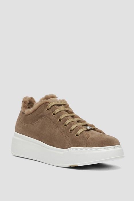 сникеры  по цене 58000 руб вид справа