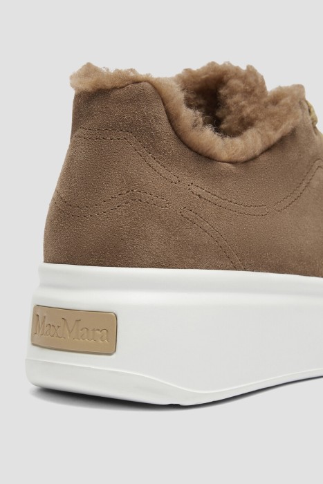 Товар коричневого цвета с внутренней стороны