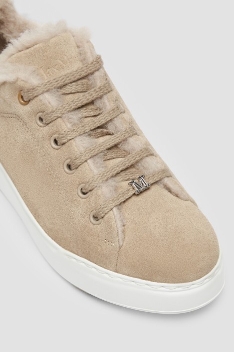 Товар бежевого цвета с внутренней стороны