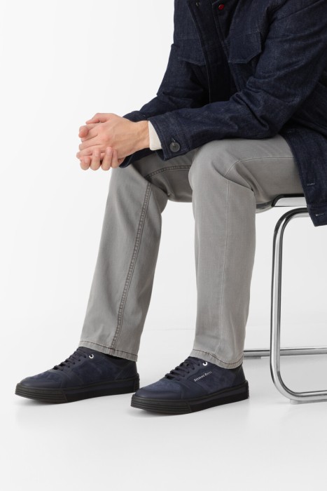 сникеры  по цене 59750 руб вид справа