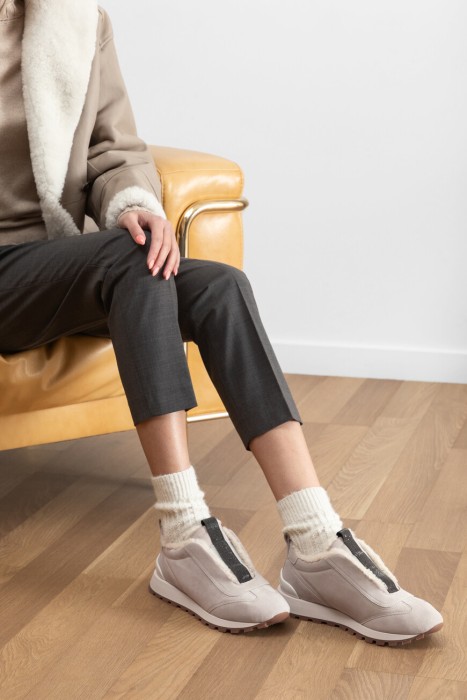 сникеры  по цене 115200 руб вид справа