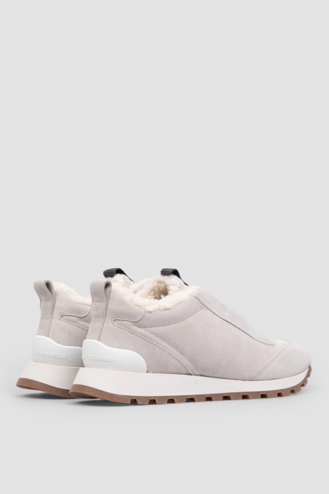 Товар белого цвета с внутренней стороны