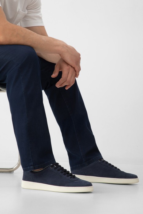 сникеры  по цене 126500 руб вид справа