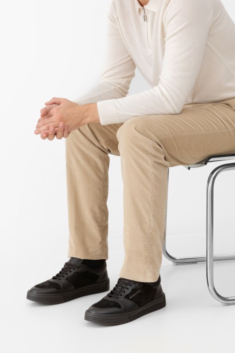 сникеры  по цене 71700 руб вид справа