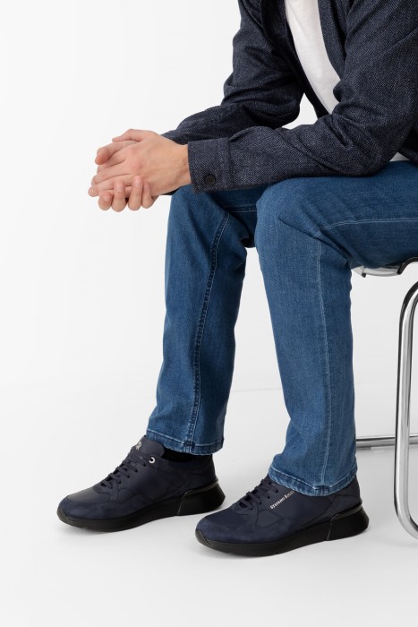 сникеры  по цене 65725 руб вид справа