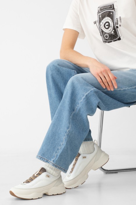 сникеры  по цене 35475 руб вид справа