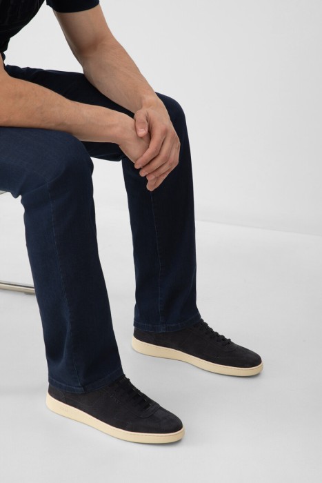 сникеры  по цене 69575 руб вид справа