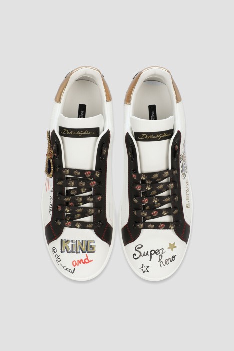 Товар черного цвета с внутренней стороны