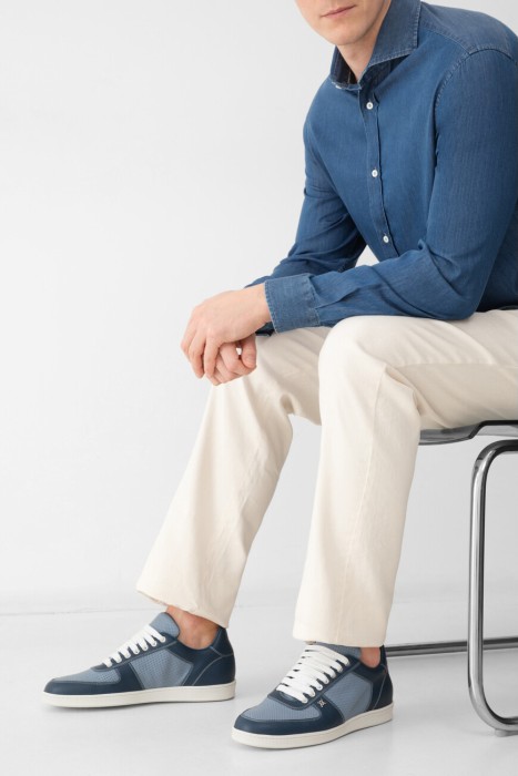 сникеры  по цене 172000 руб вид справа