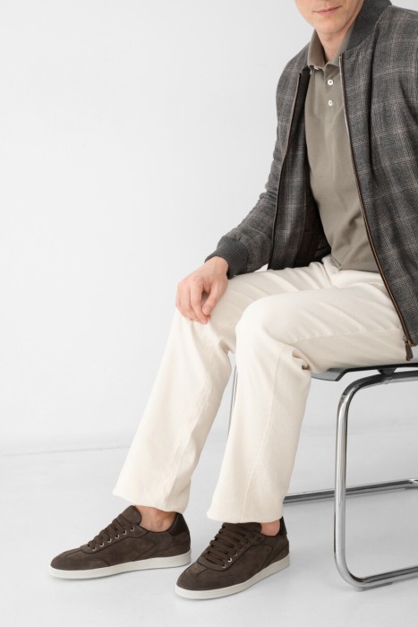 сникеры  по цене 172000 руб вид справа