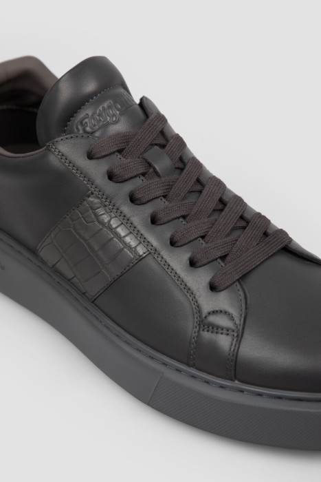 Товар серого цвета с внутренней стороны