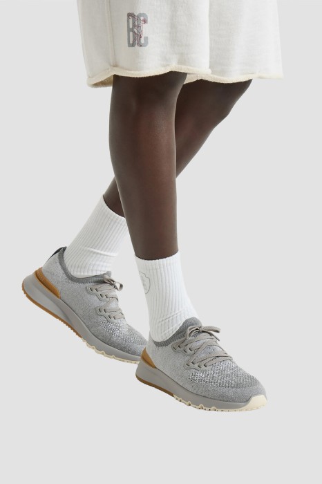 сникеры  по цене 157000 руб вид справа