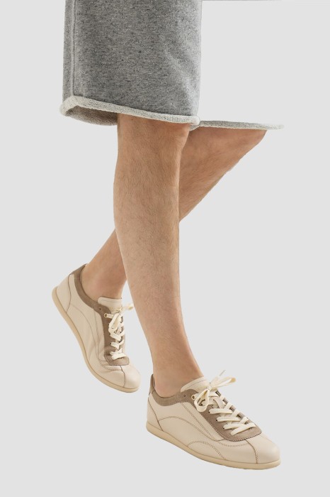 сникеры  по цене 186500 руб вид справа