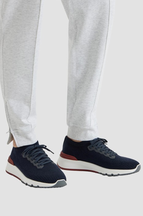 сникеры  по цене 157000 руб вид справа