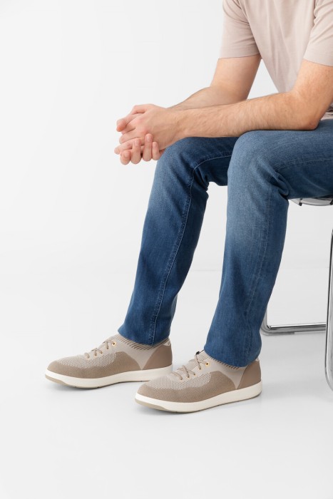 сникеры  по цене 53775 руб вид справа