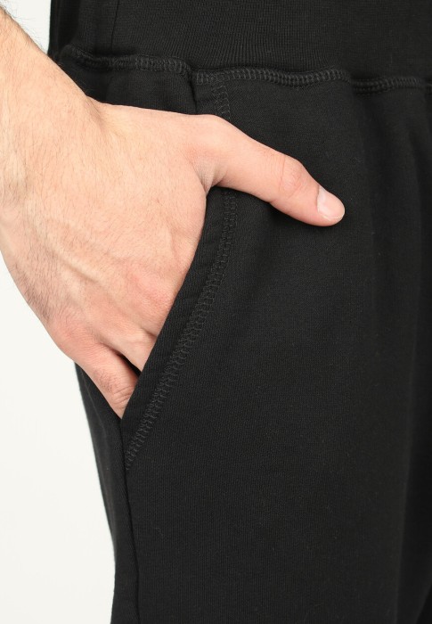 Товар черного цвета с внутренней стороны