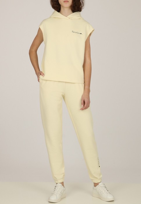 спортивные брюки  по цене 8015 руб вид справа