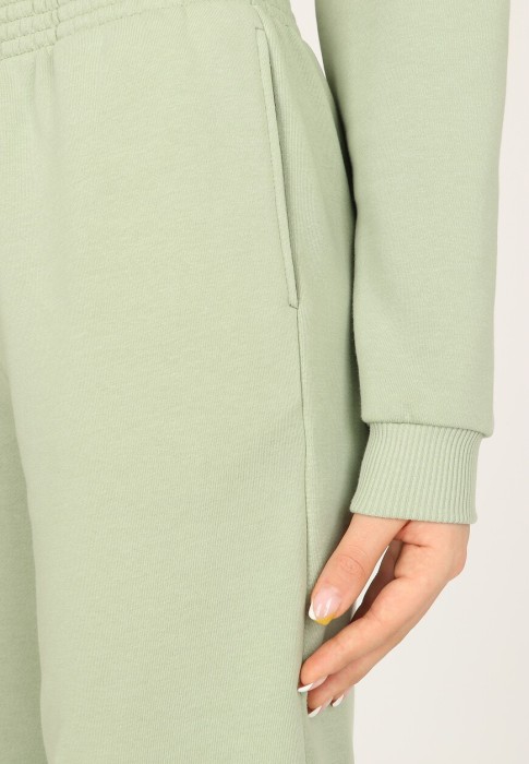 Товар зеленого цвета с внутренней стороны