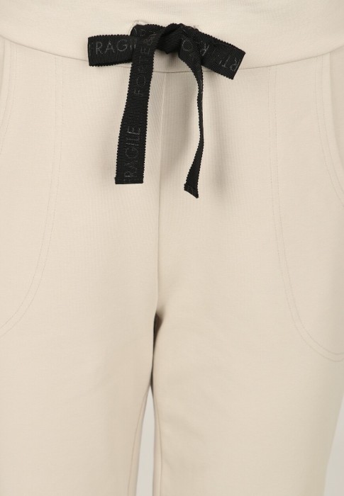 Товар бежевого цвета с внутренней стороны