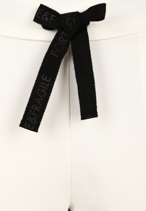 Товар белого цвета с внутренней стороны