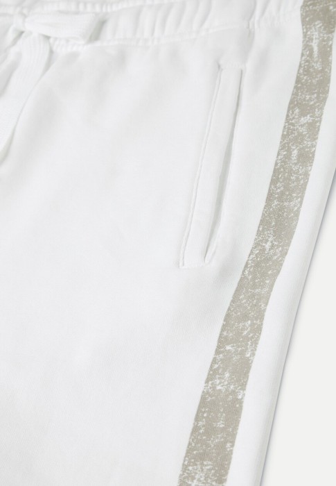 Товар белого цвета с внутренней стороны