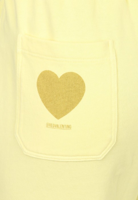 Товар желтого цвета с внутренней стороны