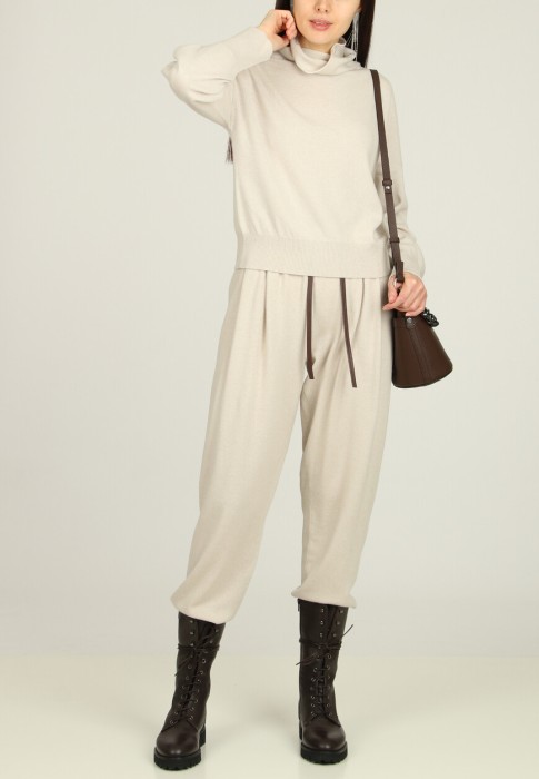 Товар бежевого цвета с внутренней стороны