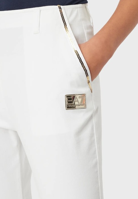 Товар белого цвета с внутренней стороны