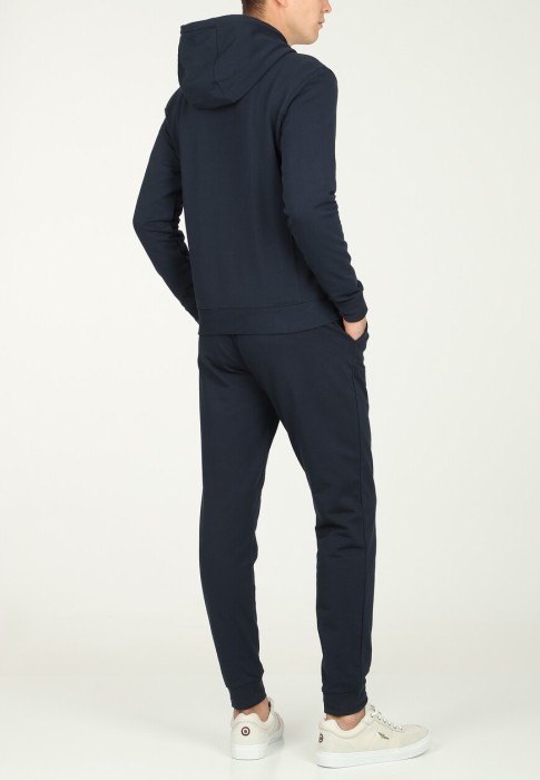 спортивный костюм  из проверенных материалов спереди