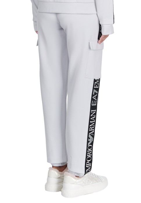 спортивный костюм  вид слева