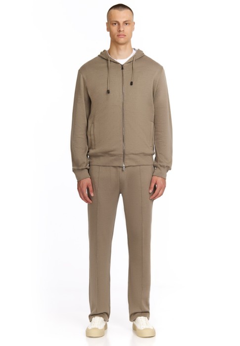 спортивный костюм  из проверенных материалов спереди