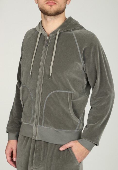 спортивный костюм  из проверенных материалов спереди