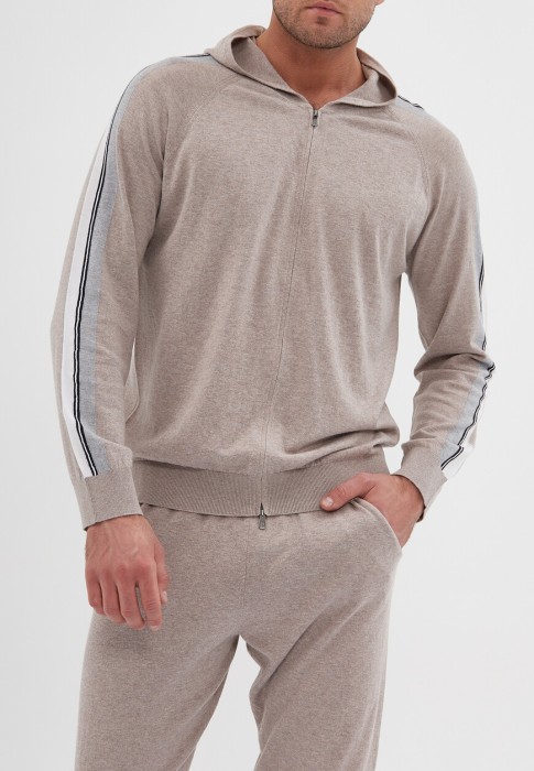 Товар бежевого цвета с внутренней стороны