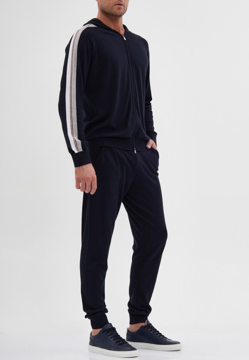 спортивный костюм  по цене 89340 руб вид справа