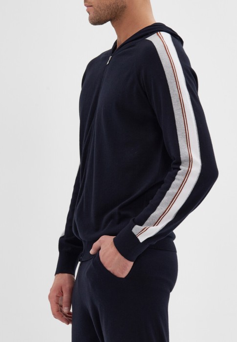 Товар синего цвета с внутренней стороны