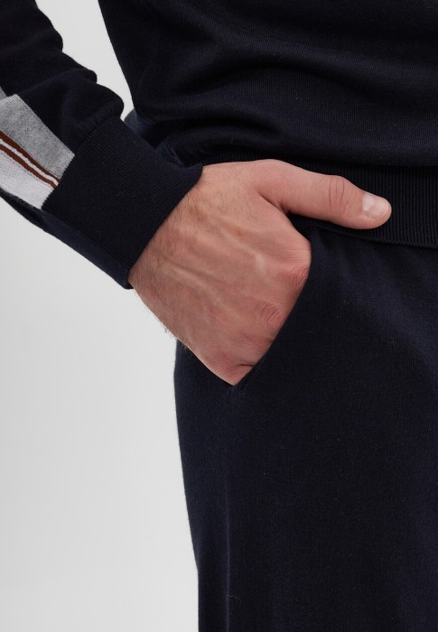 спортивный костюм  из проверенных материалов спереди