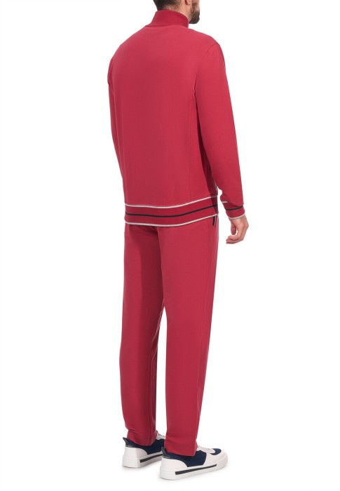 Товар красного цвета с внутренней стороны