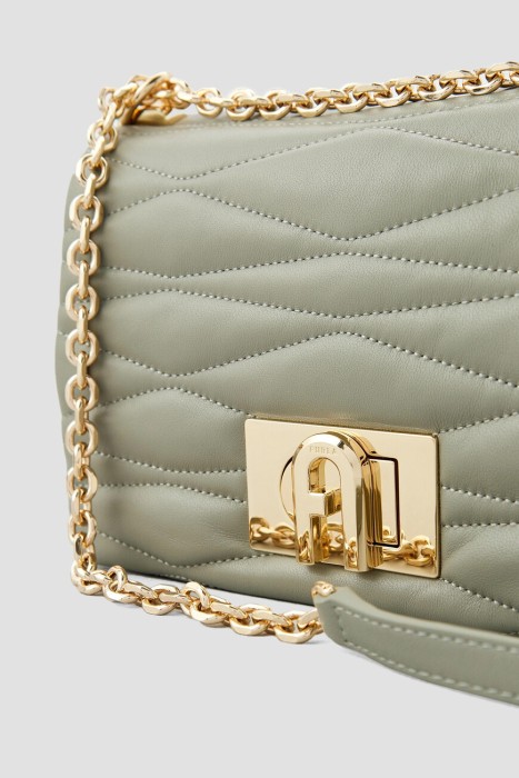 Товар зеленого цвета с внутренней стороны