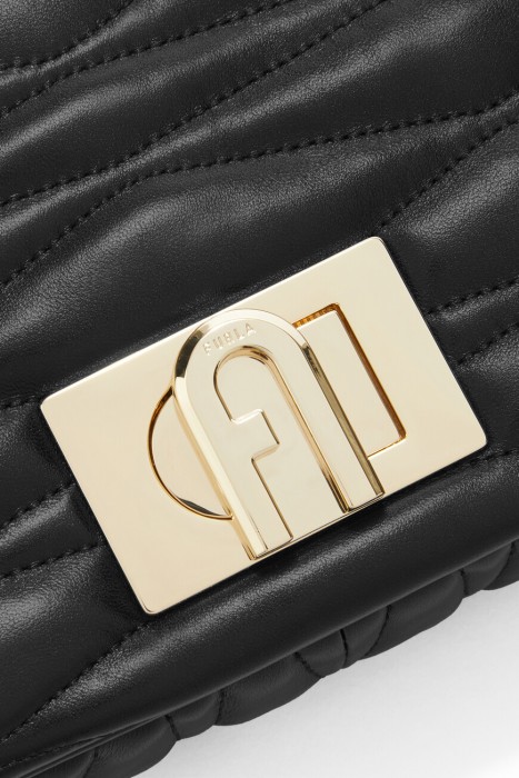 Товар черного цвета с внутренней стороны