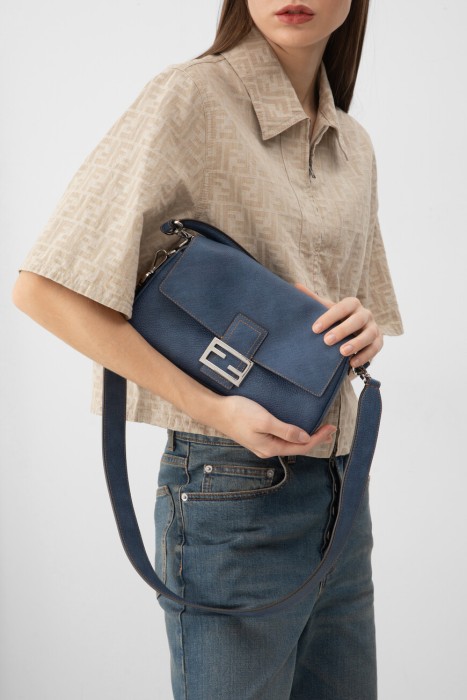 сумка  модель baguette от бренда fendi вид слева