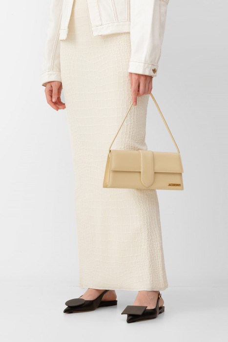 сумка  модель bambino от бренда jacquemus вид слева