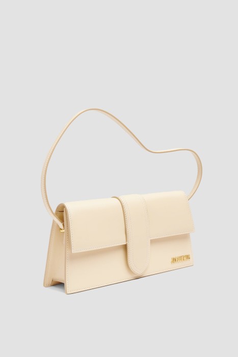 Товар бежевого цвета с внутренней стороны