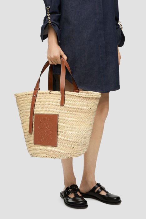 сумка  модель basket от бренда loewe вид слева