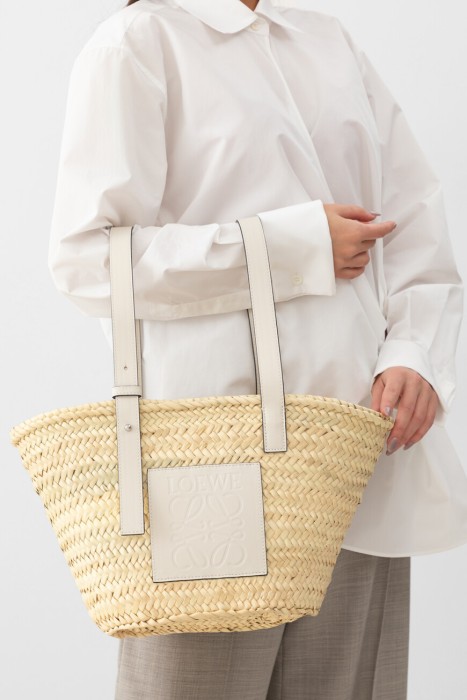 сумка  модель basket от бренда loewe вид слева