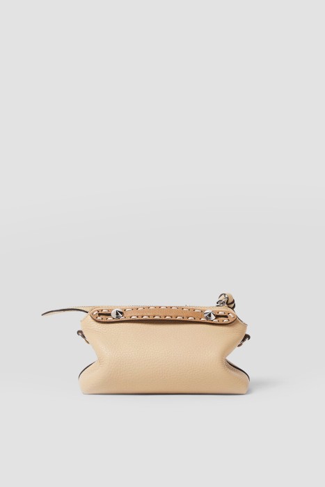 Товар бежевого цвета с внутренней стороны