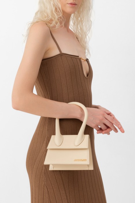 сумка  модель chiquito от бренда jacquemus вид слева