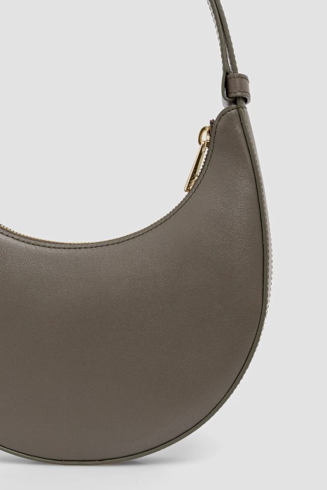 Товар хаки цвета с внутренней стороны