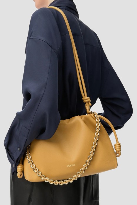 сумка  модель flamenco purse от бренда loewe вид слева